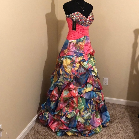 Jovani Dresses & Skirts - Stunning!!! Jovani floral gown